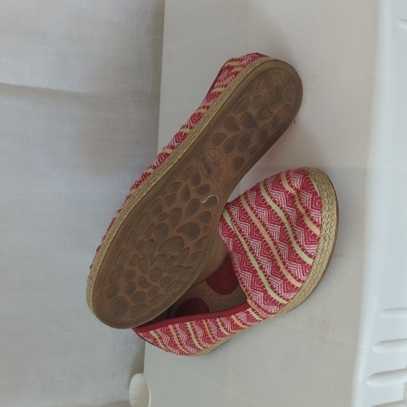 b.o.c. Red Patterned Fabric Espadrille Flats Size 7.5M - Picture 5 of 6